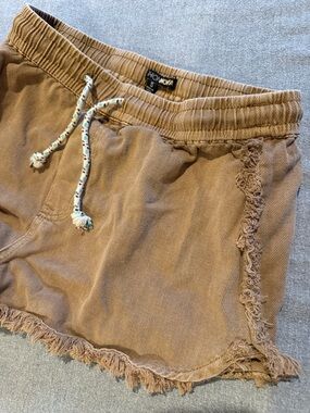 Women's Frayed Hem Drawstring Shorts - Brown